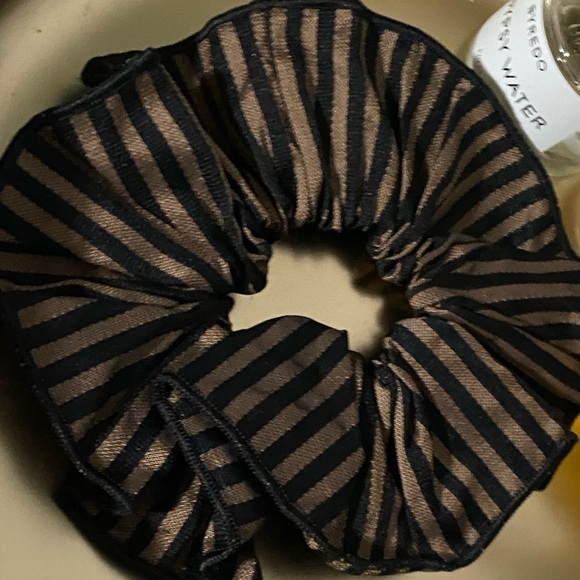 authentic Large Fendi hair scrunchie - Picture 9 of 9